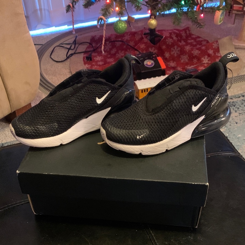 Nike Air 270 Kids Black and White Sneakers 12c
